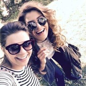 Selen Domaç Instagram - @hellopelin Gözlüklerimiz şekillll 😎😎⭐️⭐️🎬🎬🙏#yeter #yeterdizisi #set #çalışçalış