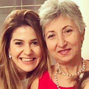 Selen Domaç Instagram - Ana-kız mutlu yıllar dilerizzz💫☺️Yüzlerimiz hep gülsün,kalplerimiz ışıldasın,bolluk bereket dolu olsun evlerimiz🙏 2️⃣0️⃣1️⃣7️⃣