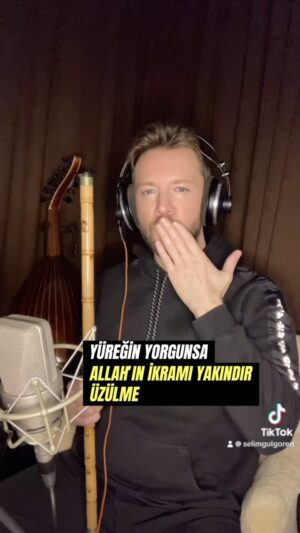 Selim Gülgören Instagram - Başladığım bu “Ney” Yolculuğunda ufak kayıtlara devam ediyorum🎤
.
Eğer yüreğin yorgunsa, Allah’ın ikramı yakındır üzülme !!!! #Kareokemüzikodasının güzel çalışmasını bende mevlanın sözleriyle ve enstürmanlarımla eşlik ederek biraz daha renklendirdim🌹Umarım ney’imin ve diğer enstürmanlarımın sesini beğenirsiniz🌹
.
Parça ismi: Gel gör beni aşk neyledi✍️
.
#selimgülgören #müzisyen #şarkıcı #neyzen #ud #perküsyon #keyboard #müzik #stüdyokayıt #mevlana #Allahaşkı #yunusemre #gelgörbeniaşkneyledi #notalar #instagram #instrumental #instreels