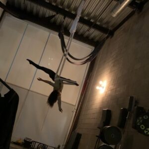 Selkie Hom Instagram - Guys! I don’t post enough and I’m working on making it happen more I promise- I’ve been busy #stunting for weeks so this movement (and this video) isn’t new... but sometimes it is fun to see the progression from new to familiar, to see us try things on our bad sides, and also see how it changes as you move to different music. So here this is and I hope it helps motivate you to move on this rainy Wednesday. #alittlenightaerial #aerial