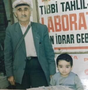 Selman Ünlüsoy Instagram - 11 yıl oldu bugün senden ayrılalı. Peşine düşüp senle birlikte milli piyango bileti satmaya geldiğim bi gün. Yorulurum da bi daha peşine düşmeyeyim diye semt semt yürümüştük. Eve yaklaşınca sen nefes nefese “yoruldun mu oğlum” diye sordun. Ben “yok yorulmadım yarın yine gidelim” dediğimde “Işk (aşk) olsun sana oğlum heç yorulmaz mı bi çocuk” diye gülmüştün. Çok özledim o bıyık altından gülmelerini... #dede #grandfather #tbt