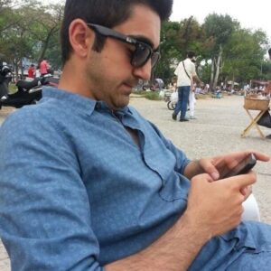 Selman Ünlüsoy Instagram - 2013 Mayıs. Set erken bitmiş. Hava almaya gelmişim, bakıyorum kaşe yatmış mı... Hmm. 😬😳 #tbt
