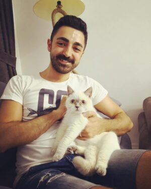 Selman Ünlüsoy Instagram - Püssüklü (kedili) ilk fotoğrafım. Bu kızın adı mocha. Ben vayt çaklıt mocha diyorum. 😁🐱