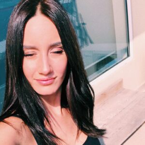 Semiha Bezek Instagram - Tahmini ne zaman güneşten gözlerimizi açamayiz yine? 🌞