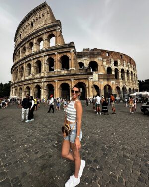 Semra Hunter Instagram - 🇮🇹Rome-ing around.
.
.
.
#Rome #Italy #Colisseum #Colosseo #TreviFountain #FontanaDiTrevi #SpanishSteps #Scalinata #Pantheon #AncientRome #History #Roma #Italia #Travel #Ciao #LaDolceVita #SPQR