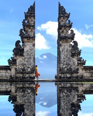 Semra Hunter Instagram - 🇮🇩Bali, part 7: Where the spiritual meets the celestial
.
.
.
#Bali #Indonesia #Volcano #Temple #GateOfHeaven #HolyPlace #IslandLife #Nomad #ForeverExploring #WorldTravel #LifeOfAdventure #LoveMySarong