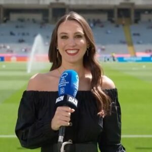 Semra Hunter Instagram - 🏆Back at it with the @daznwomensfootball crew! It was such a pleasure to work alongside the lovely @emmsbyrne and our commentator @chris_sharples10 for the 1st leg of the @wchampionsleague semi-finals between @fcbfemeni and @chelseafcw. Cracking game to boot as the Blues beat the Catalan giants for the first time! Nicely poised ahead of the return leg to see who’s booking their ticket to Bilbao.
.
.
.
#UWCL #WomensFootball #DAZN #ChampionsLeague #Barcelona #SemiFinals #Pitchside #Presenter #Football #RoadToBilbao #Live #Youtube