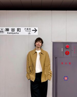 Sen Mitsuji Instagram - 白TといえばのHanesが徹底的にこだわり抜いて作った「Hanes T-SHIRTS SHIRO」は衿幅、シルエットが絶妙で素晴らしく、生地がしっかりしていながらとても柔らかくて、着心地がいい。
環境に配慮した紙素材のパッケージも素敵です。
#PR
#HanesSHIRO
#ヘインズ
@hanes_japan
