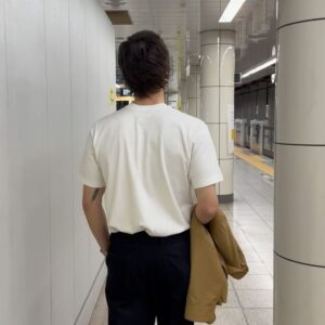Sen Mitsuji Instagram - 白TといえばのHanesが徹底的にこだわり抜いて作った「Hanes T-SHIRTS SHIRO」は衿幅、シルエットが絶妙で素晴らしく、生地がしっかりしていながらとても柔らかくて、着心地がいい。
環境に配慮した紙素材のパッケージも素敵です。
#PR
#HanesSHIRO
#ヘインズ
@hanes_japan