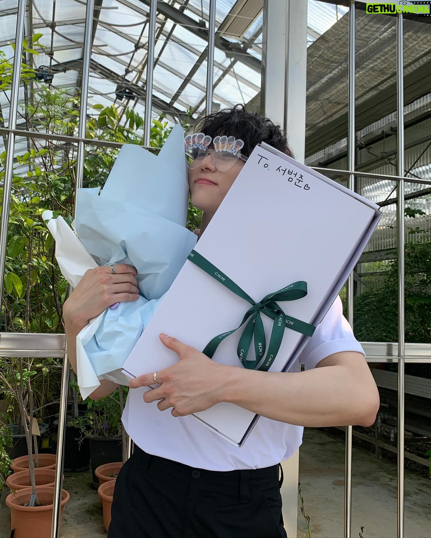 Seo Bum-june - 46.7K Likes - @netflix @netflixkr #하이라키
#남주원
”애들이 나더러 이끼래. 기분 안 나빠. 애들 눈에 안 띌려고 죽을 힘을 다해서 얻은 별명이거든.”
“이제 다 끝났으니까.. 더는 엄마가 그런 짓 안해도 되니까.. 나는 그거면 됐어요..”
겁도 많고 엄마도 지키고 싶은 마음에 선뜻 나서지 못했지만 강하에게 용기를 얻어 조금은 성숙하지 못한 방식으로 말도 안되는 일들이 일어나고 있는 주신고라는 작은사회를 바꾸고 싶었던 주원이.
실패와 성공을 떠나, 숨어 살고 싶었던 주원인 세상에 나와 상처를 받기도 하고 주기도 하며, 넘어지고 일어서는 법을 배우고, 어두운 얼굴과 굽은 등이 아닌, 환한 웃음이 가득한 얼굴로 엄마와 이야기를 하고 있을 거예요.
내적으로, 외적으로 주원이라는 친구가 되기위해 많은 고민을 한 만큼 주원이와 함께 저도 많이 성장할 수 있었습니다.
감독님. 작가님. 모든 스태프분들. 배우분들. 우리 다솜매니저님 그리고 하이라키 시청자 여러분께 감사하다는 말씀 드리고 싶습니다.
<하이라키> 지금 오직 넷플릭스에서!