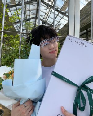Seo Bum-june Instagram - @netflix @netflixkr #하이라키 

#남주원 

”애들이 나더러 이끼래. 기분 안 나빠. 애들 눈에 안 띌려고 죽을 힘을 다해서 얻은 별명이거든.”

“이제 다 끝났으니까.. 더는 엄마가 그런 짓 안해도 되니까.. 나는 그거면 됐어요..”

겁도 많고 엄마도 지키고 싶은 마음에 선뜻 나서지 못했지만 강하에게 용기를 얻어 조금은 성숙하지 못한 방식으로 말도 안되는 일들이 일어나고 있는 주신고라는 작은사회를 바꾸고 싶었던 주원이.

실패와 성공을 떠나, 숨어 살고 싶었던 주원인 세상에 나와 상처를 받기도 하고 주기도 하며, 넘어지고 일어서는 법을 배우고, 어두운 얼굴과 굽은 등이 아닌, 환한 웃음이 가득한 얼굴로 엄마와 이야기를 하고 있을 거예요.

내적으로, 외적으로 주원이라는 친구가 되기위해 많은 고민을 한 만큼 주원이와 함께 저도 많이 성장할 수 있었습니다. 

감독님. 작가님. 모든 스태프분들. 배우분들. 우리 다솜매니저님 그리고 하이라키 시청자 여러분께 감사하다는 말씀 드리고 싶습니다. 

<하이라키> 지금 오직 넷플릭스에서!