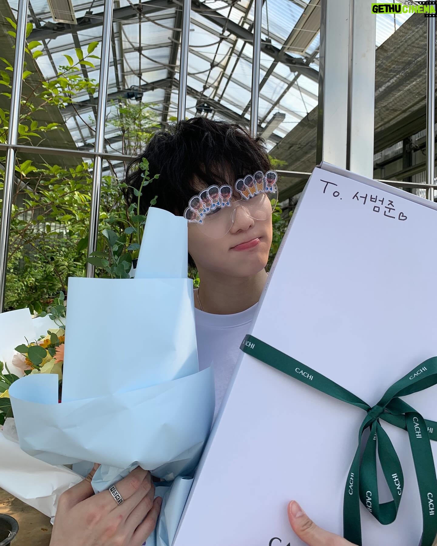 Seo Bum-june - 46.7K Likes - @netflix @netflixkr #하이라키
#남주원
”애들이 나더러 이끼래. 기분 안 나빠. 애들 눈에 안 띌려고 죽을 힘을 다해서 얻은 별명이거든.”
“이제 다 끝났으니까.. 더는 엄마가 그런 짓 안해도 되니까.. 나는 그거면 됐어요..”
겁도 많고 엄마도 지키고 싶은 마음에 선뜻 나서지 못했지만 강하에게 용기를 얻어 조금은 성숙하지 못한 방식으로 말도 안되는 일들이 일어나고 있는 주신고라는 작은사회를 바꾸고 싶었던 주원이.
실패와 성공을 떠나, 숨어 살고 싶었던 주원인 세상에 나와 상처를 받기도 하고 주기도 하며, 넘어지고 일어서는 법을 배우고, 어두운 얼굴과 굽은 등이 아닌, 환한 웃음이 가득한 얼굴로 엄마와 이야기를 하고 있을 거예요.
내적으로, 외적으로 주원이라는 친구가 되기위해 많은 고민을 한 만큼 주원이와 함께 저도 많이 성장할 수 있었습니다.
감독님. 작가님. 모든 스태프분들. 배우분들. 우리 다솜매니저님 그리고 하이라키 시청자 여러분께 감사하다는 말씀 드리고 싶습니다.
<하이라키> 지금 오직 넷플릭스에서!
