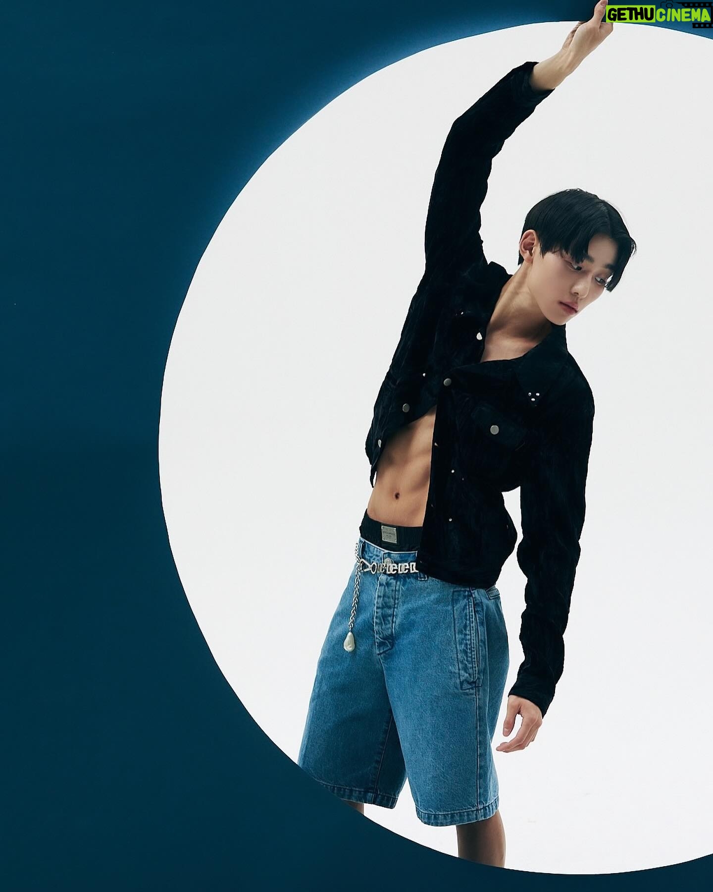 Seo Bum-june - 45.3K Likes - @dazedkorea
Seo Bumjune's youth was disturbing but also calm.
Text Keem Hyobeen
Fashion Han Jiyong
Photography Noh Seungyoon
Art Song Yuli
Hair & Makeup Park Jeonghwan
Set Yoo Yeojung at From YJ
Manager Mun DaSom
Fitness Trainer Lee JaeDuck