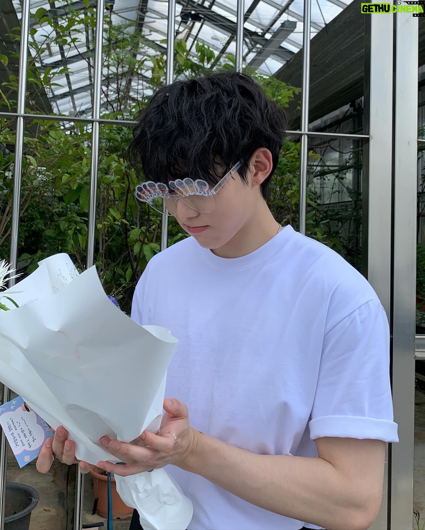 Seo Bum-june - 46.7K Likes - @netflix @netflixkr #하이라키
#남주원
”애들이 나더러 이끼래. 기분 안 나빠. 애들 눈에 안 띌려고 죽을 힘을 다해서 얻은 별명이거든.”
“이제 다 끝났으니까.. 더는 엄마가 그런 짓 안해도 되니까.. 나는 그거면 됐어요..”
겁도 많고 엄마도 지키고 싶은 마음에 선뜻 나서지 못했지만 강하에게 용기를 얻어 조금은 성숙하지 못한 방식으로 말도 안되는 일들이 일어나고 있는 주신고라는 작은사회를 바꾸고 싶었던 주원이.
실패와 성공을 떠나, 숨어 살고 싶었던 주원인 세상에 나와 상처를 받기도 하고 주기도 하며, 넘어지고 일어서는 법을 배우고, 어두운 얼굴과 굽은 등이 아닌, 환한 웃음이 가득한 얼굴로 엄마와 이야기를 하고 있을 거예요.
내적으로, 외적으로 주원이라는 친구가 되기위해 많은 고민을 한 만큼 주원이와 함께 저도 많이 성장할 수 있었습니다.
감독님. 작가님. 모든 스태프분들. 배우분들. 우리 다솜매니저님 그리고 하이라키 시청자 여러분께 감사하다는 말씀 드리고 싶습니다.
<하이라키> 지금 오직 넷플릭스에서!