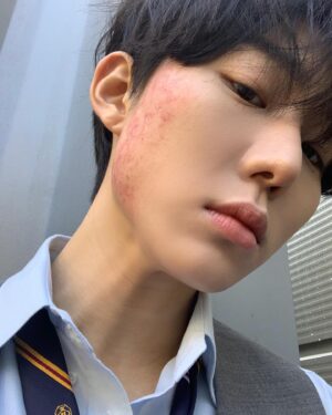 Seo Bum-june Instagram - @netflix @netflixkr #하이라키 

#남주원 

”애들이 나더러 이끼래. 기분 안 나빠. 애들 눈에 안 띌려고 죽을 힘을 다해서 얻은 별명이거든.”

“이제 다 끝났으니까.. 더는 엄마가 그런 짓 안해도 되니까.. 나는 그거면 됐어요..”

겁도 많고 엄마도 지키고 싶은 마음에 선뜻 나서지 못했지만 강하에게 용기를 얻어 조금은 성숙하지 못한 방식으로 말도 안되는 일들이 일어나고 있는 주신고라는 작은사회를 바꾸고 싶었던 주원이.

실패와 성공을 떠나, 숨어 살고 싶었던 주원인 세상에 나와 상처를 받기도 하고 주기도 하며, 넘어지고 일어서는 법을 배우고, 어두운 얼굴과 굽은 등이 아닌, 환한 웃음이 가득한 얼굴로 엄마와 이야기를 하고 있을 거예요.

내적으로, 외적으로 주원이라는 친구가 되기위해 많은 고민을 한 만큼 주원이와 함께 저도 많이 성장할 수 있었습니다. 

감독님. 작가님. 모든 스태프분들. 배우분들. 우리 다솜매니저님 그리고 하이라키 시청자 여러분께 감사하다는 말씀 드리고 싶습니다. 

<하이라키> 지금 오직 넷플릭스에서!
