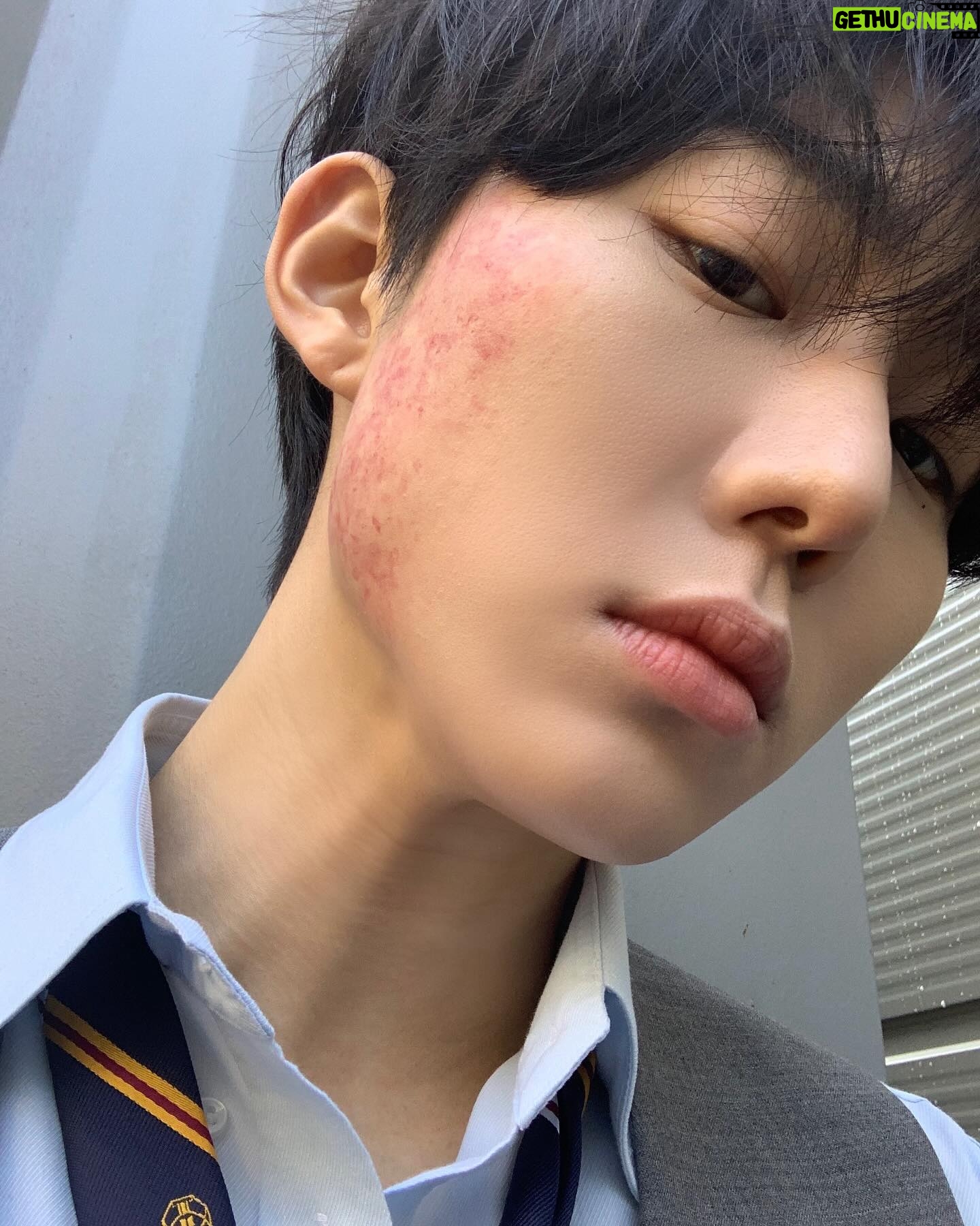 Seo Bum-june - 46.7K Likes - @netflix @netflixkr #하이라키
#남주원
”애들이 나더러 이끼래. 기분 안 나빠. 애들 눈에 안 띌려고 죽을 힘을 다해서 얻은 별명이거든.”
“이제 다 끝났으니까.. 더는 엄마가 그런 짓 안해도 되니까.. 나는 그거면 됐어요..”
겁도 많고 엄마도 지키고 싶은 마음에 선뜻 나서지 못했지만 강하에게 용기를 얻어 조금은 성숙하지 못한 방식으로 말도 안되는 일들이 일어나고 있는 주신고라는 작은사회를 바꾸고 싶었던 주원이.
실패와 성공을 떠나, 숨어 살고 싶었던 주원인 세상에 나와 상처를 받기도 하고 주기도 하며, 넘어지고 일어서는 법을 배우고, 어두운 얼굴과 굽은 등이 아닌, 환한 웃음이 가득한 얼굴로 엄마와 이야기를 하고 있을 거예요.
내적으로, 외적으로 주원이라는 친구가 되기위해 많은 고민을 한 만큼 주원이와 함께 저도 많이 성장할 수 있었습니다.
감독님. 작가님. 모든 스태프분들. 배우분들. 우리 다솜매니저님 그리고 하이라키 시청자 여러분께 감사하다는 말씀 드리고 싶습니다.
<하이라키> 지금 오직 넷플릭스에서!