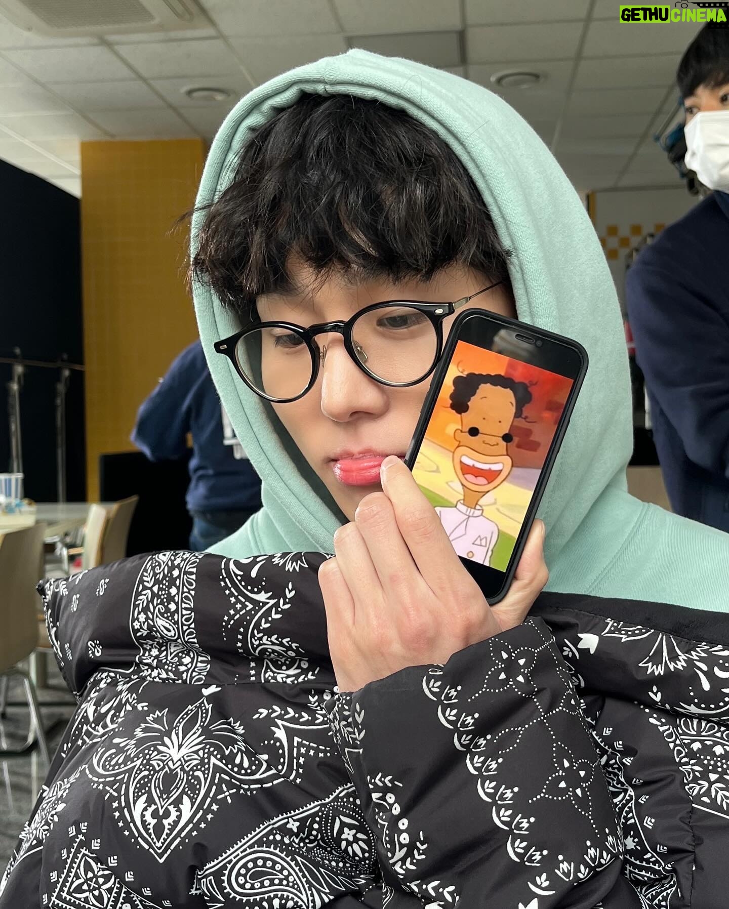 Seo Bum-june - 46.7K Likes - @netflix @netflixkr #하이라키
#남주원
”애들이 나더러 이끼래. 기분 안 나빠. 애들 눈에 안 띌려고 죽을 힘을 다해서 얻은 별명이거든.”
“이제 다 끝났으니까.. 더는 엄마가 그런 짓 안해도 되니까.. 나는 그거면 됐어요..”
겁도 많고 엄마도 지키고 싶은 마음에 선뜻 나서지 못했지만 강하에게 용기를 얻어 조금은 성숙하지 못한 방식으로 말도 안되는 일들이 일어나고 있는 주신고라는 작은사회를 바꾸고 싶었던 주원이.
실패와 성공을 떠나, 숨어 살고 싶었던 주원인 세상에 나와 상처를 받기도 하고 주기도 하며, 넘어지고 일어서는 법을 배우고, 어두운 얼굴과 굽은 등이 아닌, 환한 웃음이 가득한 얼굴로 엄마와 이야기를 하고 있을 거예요.
내적으로, 외적으로 주원이라는 친구가 되기위해 많은 고민을 한 만큼 주원이와 함께 저도 많이 성장할 수 있었습니다.
감독님. 작가님. 모든 스태프분들. 배우분들. 우리 다솜매니저님 그리고 하이라키 시청자 여러분께 감사하다는 말씀 드리고 싶습니다.
<하이라키> 지금 오직 넷플릭스에서!