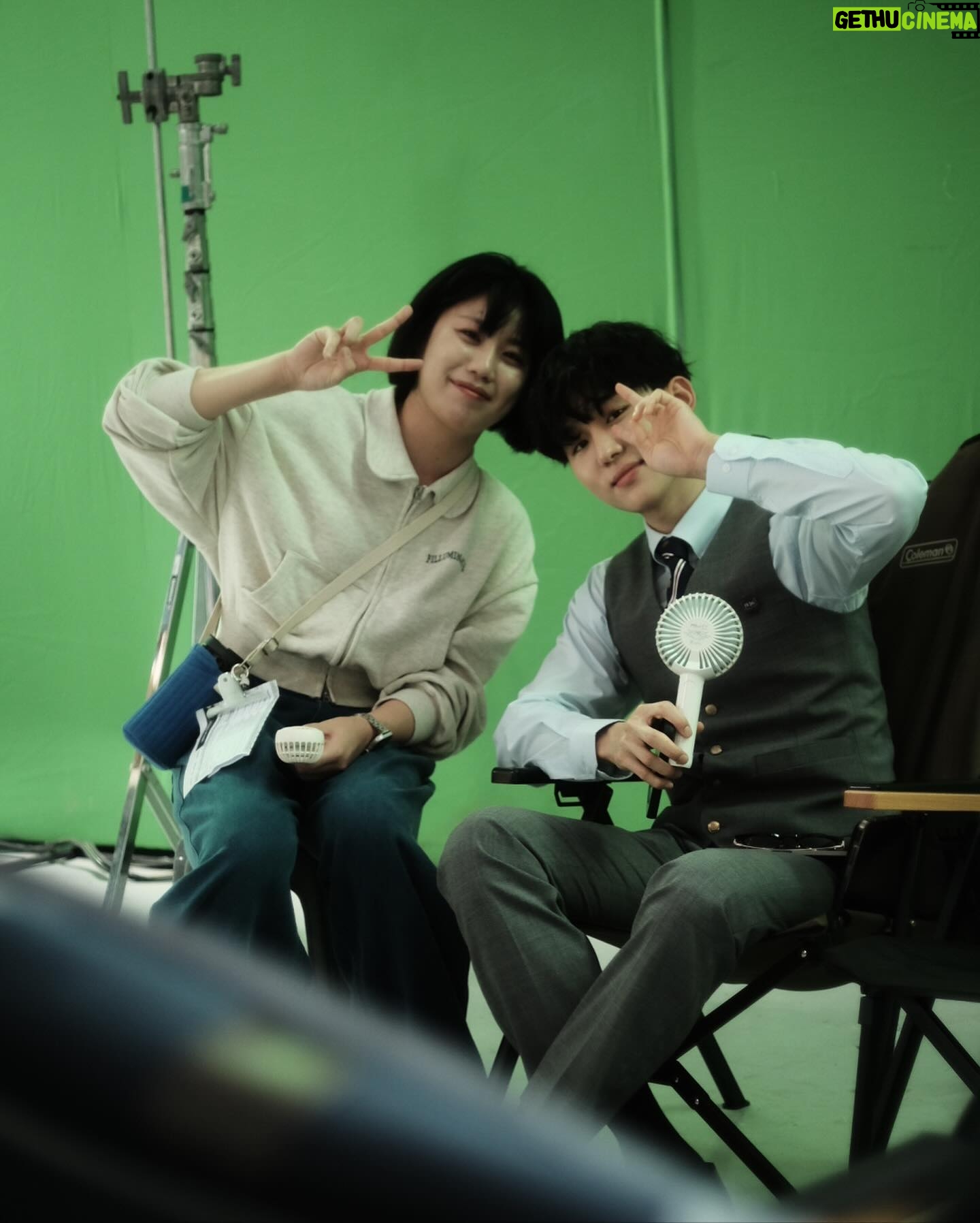 Seo Bum-june - 46.7K Likes - @netflix @netflixkr #하이라키
#남주원
”애들이 나더러 이끼래. 기분 안 나빠. 애들 눈에 안 띌려고 죽을 힘을 다해서 얻은 별명이거든.”
“이제 다 끝났으니까.. 더는 엄마가 그런 짓 안해도 되니까.. 나는 그거면 됐어요..”
겁도 많고 엄마도 지키고 싶은 마음에 선뜻 나서지 못했지만 강하에게 용기를 얻어 조금은 성숙하지 못한 방식으로 말도 안되는 일들이 일어나고 있는 주신고라는 작은사회를 바꾸고 싶었던 주원이.
실패와 성공을 떠나, 숨어 살고 싶었던 주원인 세상에 나와 상처를 받기도 하고 주기도 하며, 넘어지고 일어서는 법을 배우고, 어두운 얼굴과 굽은 등이 아닌, 환한 웃음이 가득한 얼굴로 엄마와 이야기를 하고 있을 거예요.
내적으로, 외적으로 주원이라는 친구가 되기위해 많은 고민을 한 만큼 주원이와 함께 저도 많이 성장할 수 있었습니다.
감독님. 작가님. 모든 스태프분들. 배우분들. 우리 다솜매니저님 그리고 하이라키 시청자 여러분께 감사하다는 말씀 드리고 싶습니다.
<하이라키> 지금 오직 넷플릭스에서!