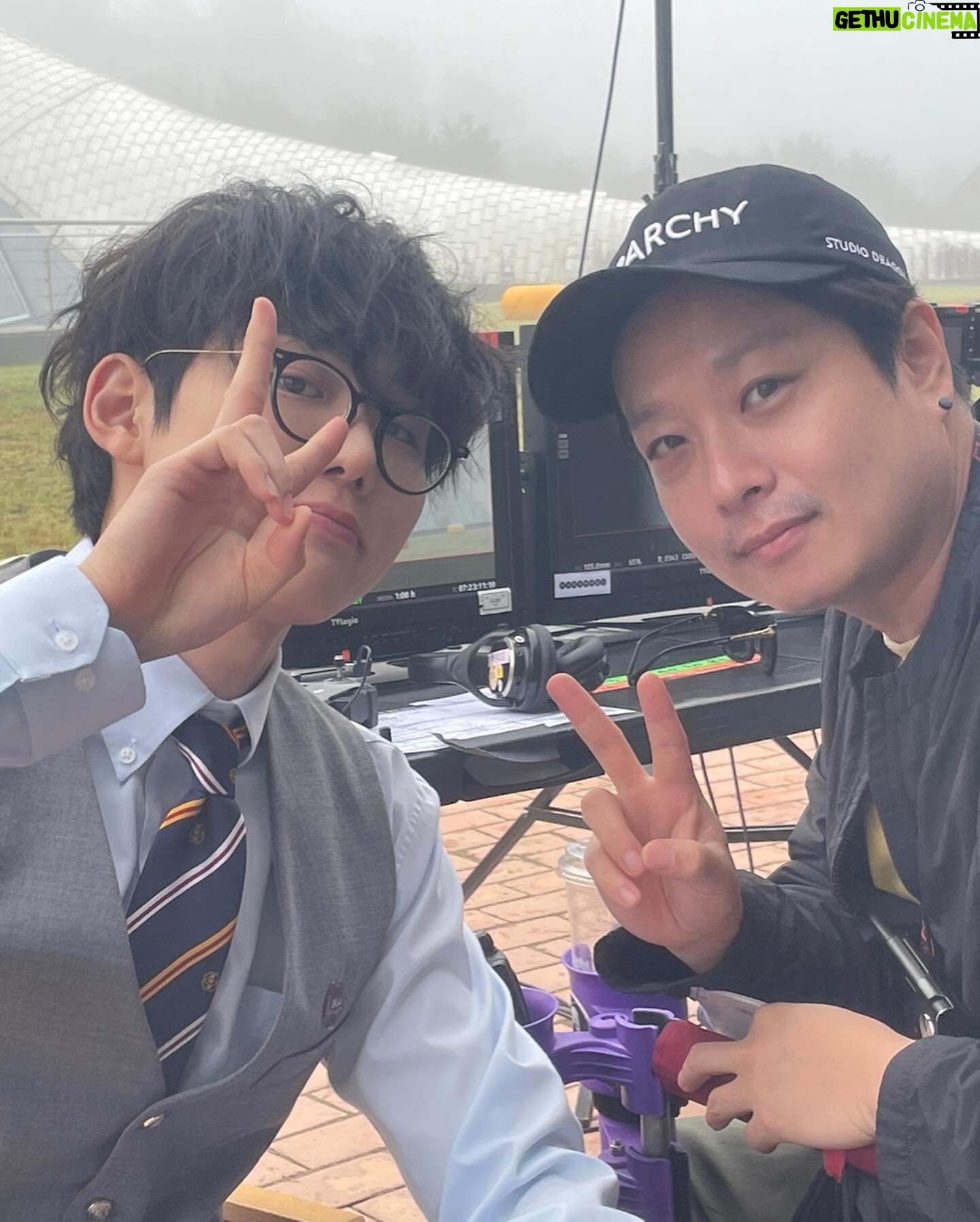 Seo Bum-june - 46.7K Likes - @netflix @netflixkr #하이라키
#남주원
”애들이 나더러 이끼래. 기분 안 나빠. 애들 눈에 안 띌려고 죽을 힘을 다해서 얻은 별명이거든.”
“이제 다 끝났으니까.. 더는 엄마가 그런 짓 안해도 되니까.. 나는 그거면 됐어요..”
겁도 많고 엄마도 지키고 싶은 마음에 선뜻 나서지 못했지만 강하에게 용기를 얻어 조금은 성숙하지 못한 방식으로 말도 안되는 일들이 일어나고 있는 주신고라는 작은사회를 바꾸고 싶었던 주원이.
실패와 성공을 떠나, 숨어 살고 싶었던 주원인 세상에 나와 상처를 받기도 하고 주기도 하며, 넘어지고 일어서는 법을 배우고, 어두운 얼굴과 굽은 등이 아닌, 환한 웃음이 가득한 얼굴로 엄마와 이야기를 하고 있을 거예요.
내적으로, 외적으로 주원이라는 친구가 되기위해 많은 고민을 한 만큼 주원이와 함께 저도 많이 성장할 수 있었습니다.
감독님. 작가님. 모든 스태프분들. 배우분들. 우리 다솜매니저님 그리고 하이라키 시청자 여러분께 감사하다는 말씀 드리고 싶습니다.
<하이라키> 지금 오직 넷플릭스에서!