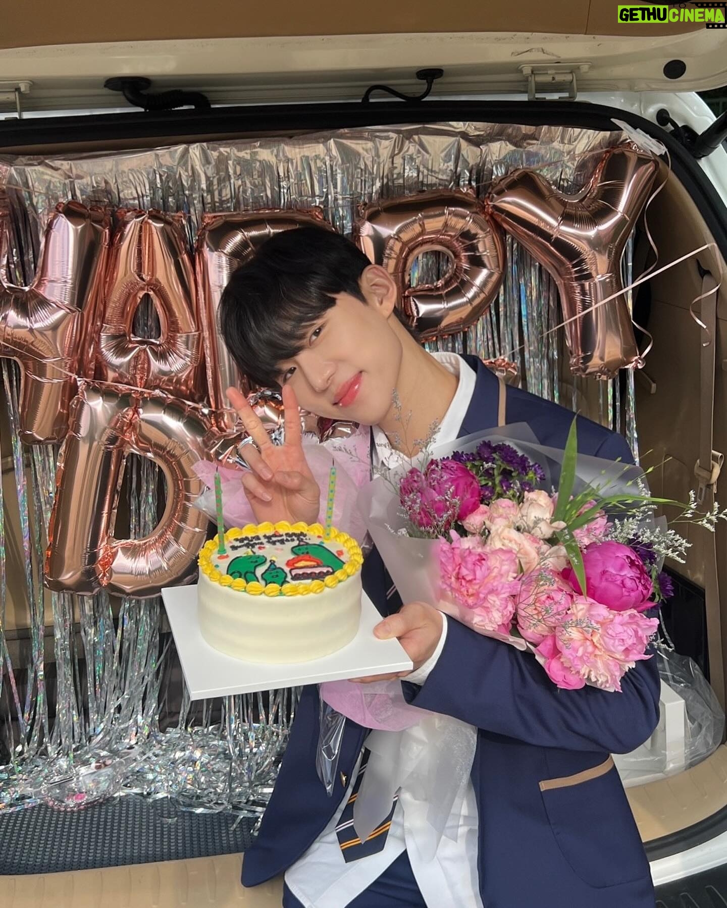 Seo Bum-june - 23.6K Likes - #하이쿠키 #송진우 #highcookie
하이쿠키 1부-20부 모두 공개 되었어요.
지금까지 하이쿠키와 진우를 사랑해주셔서 진심으로 감사합니다.
조금은 예민하고 까칠하지만, 몸과 마음이 많이 아픈 친구였던 우리 진우, 이제는 몸도 마음도 건강하게 잘 지내길 바라.
어쩌면 우리가 쿠키를 먹은 후 갈망하고 바라는 욕망과 꿈 보다는 지금 건강하게 현재를 살아가는 것이 가장 큰 행복이 아닐까 싶어요.
“그냥 뭐 건강하게 오래오래 평범하게 사는 꿈”
“쿠키먹고 보는 꿈. 현실에서 최대한 이뤄보려 하지 않을까? 상황이 뭔 상관이야. 내가 내일이면 죽는데. 나 아직도 기억해. 네 꿈 뭔지. 좋은 옷 입고, 맛있는 거 먹고, 친구도 사귀고, 연애도 하고, 공부도 하는. 그냥 지금처럼 사는거라며. 그게 뭐가 못 됐냐. 다른 애들한테는 그냥 일상인데.“
@uplus_mobiletv
@netflixkr