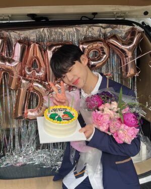Seo Bum-june Instagram - #하이쿠키 #송진우 #highcookie 

하이쿠키 1부-20부 모두 공개 되었어요.
지금까지 하이쿠키와 진우를 사랑해주셔서 진심으로 감사합니다. 

조금은 예민하고 까칠하지만, 몸과 마음이 많이 아픈 친구였던 우리 진우, 이제는 몸도 마음도 건강하게 잘 지내길 바라. 

어쩌면 우리가 쿠키를 먹은 후 갈망하고 바라는 욕망과 꿈 보다는 지금 건강하게 현재를 살아가는 것이 가장 큰 행복이 아닐까 싶어요.

“그냥 뭐 건강하게 오래오래 평범하게 사는 꿈”

“쿠키먹고 보는 꿈. 현실에서 최대한 이뤄보려 하지 않을까? 상황이 뭔 상관이야. 내가 내일이면 죽는데. 나 아직도 기억해. 네 꿈 뭔지. 좋은 옷 입고, 맛있는 거 먹고, 친구도 사귀고, 연애도 하고, 공부도 하는. 그냥 지금처럼 사는거라며. 그게 뭐가 못 됐냐. 다른 애들한테는 그냥 일상인데.“

@uplus_mobiletv 
@netflixkr