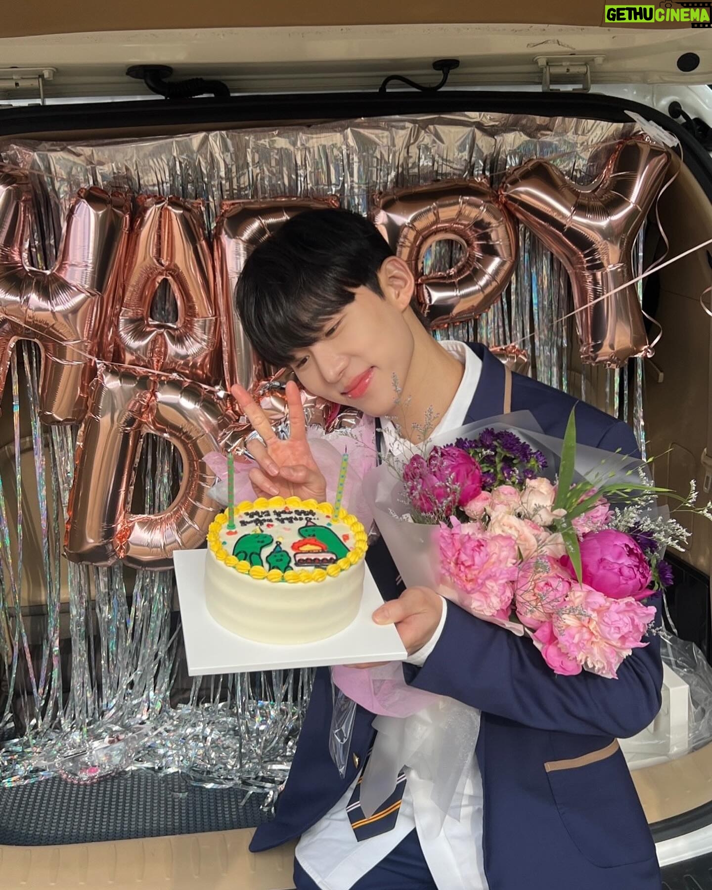 Seo Bum-june - 23.6K Likes - #하이쿠키 #송진우 #highcookie
하이쿠키 1부-20부 모두 공개 되었어요.
지금까지 하이쿠키와 진우를 사랑해주셔서 진심으로 감사합니다.
조금은 예민하고 까칠하지만, 몸과 마음이 많이 아픈 친구였던 우리 진우, 이제는 몸도 마음도 건강하게 잘 지내길 바라.
어쩌면 우리가 쿠키를 먹은 후 갈망하고 바라는 욕망과 꿈 보다는 지금 건강하게 현재를 살아가는 것이 가장 큰 행복이 아닐까 싶어요.
“그냥 뭐 건강하게 오래오래 평범하게 사는 꿈”
“쿠키먹고 보는 꿈. 현실에서 최대한 이뤄보려 하지 않을까? 상황이 뭔 상관이야. 내가 내일이면 죽는데. 나 아직도 기억해. 네 꿈 뭔지. 좋은 옷 입고, 맛있는 거 먹고, 친구도 사귀고, 연애도 하고, 공부도 하는. 그냥 지금처럼 사는거라며. 그게 뭐가 못 됐냐. 다른 애들한테는 그냥 일상인데.“
@uplus_mobiletv
@netflixkr