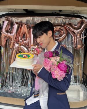 Seo Bum-june Instagram - #하이쿠키 #송진우 #highcookie 

하이쿠키 1부-20부 모두 공개 되었어요.
지금까지 하이쿠키와 진우를 사랑해주셔서 진심으로 감사합니다. 

조금은 예민하고 까칠하지만, 몸과 마음이 많이 아픈 친구였던 우리 진우, 이제는 몸도 마음도 건강하게 잘 지내길 바라. 

어쩌면 우리가 쿠키를 먹은 후 갈망하고 바라는 욕망과 꿈 보다는 지금 건강하게 현재를 살아가는 것이 가장 큰 행복이 아닐까 싶어요.

“그냥 뭐 건강하게 오래오래 평범하게 사는 꿈”

“쿠키먹고 보는 꿈. 현실에서 최대한 이뤄보려 하지 않을까? 상황이 뭔 상관이야. 내가 내일이면 죽는데. 나 아직도 기억해. 네 꿈 뭔지. 좋은 옷 입고, 맛있는 거 먹고, 친구도 사귀고, 연애도 하고, 공부도 하는. 그냥 지금처럼 사는거라며. 그게 뭐가 못 됐냐. 다른 애들한테는 그냥 일상인데.“

@uplus_mobiletv 
@netflixkr