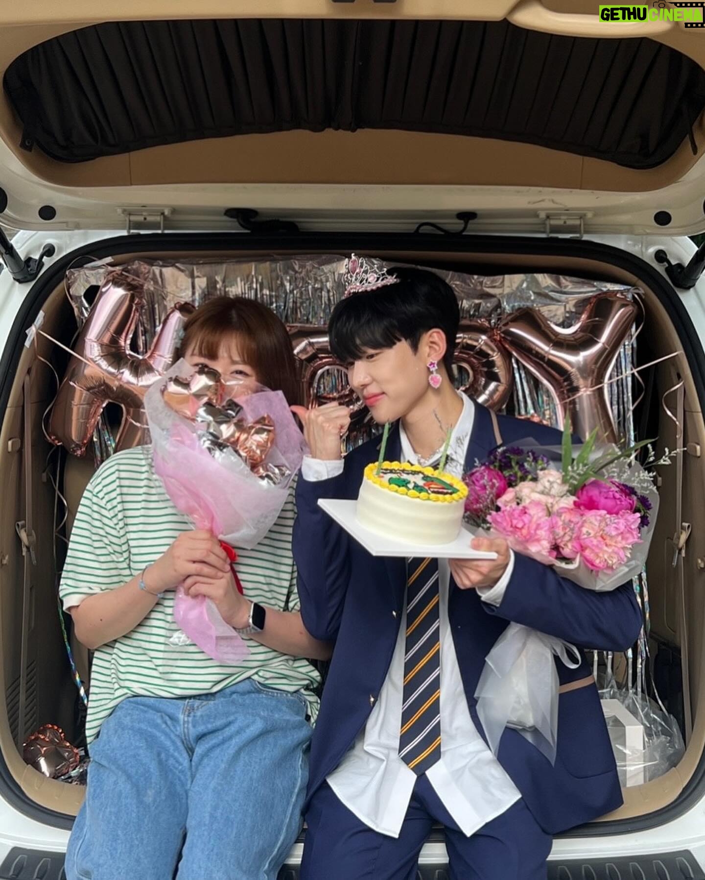 Seo Bum-june - 23.6K Likes - #하이쿠키 #송진우 #highcookie
하이쿠키 1부-20부 모두 공개 되었어요.
지금까지 하이쿠키와 진우를 사랑해주셔서 진심으로 감사합니다.
조금은 예민하고 까칠하지만, 몸과 마음이 많이 아픈 친구였던 우리 진우, 이제는 몸도 마음도 건강하게 잘 지내길 바라.
어쩌면 우리가 쿠키를 먹은 후 갈망하고 바라는 욕망과 꿈 보다는 지금 건강하게 현재를 살아가는 것이 가장 큰 행복이 아닐까 싶어요.
“그냥 뭐 건강하게 오래오래 평범하게 사는 꿈”
“쿠키먹고 보는 꿈. 현실에서 최대한 이뤄보려 하지 않을까? 상황이 뭔 상관이야. 내가 내일이면 죽는데. 나 아직도 기억해. 네 꿈 뭔지. 좋은 옷 입고, 맛있는 거 먹고, 친구도 사귀고, 연애도 하고, 공부도 하는. 그냥 지금처럼 사는거라며. 그게 뭐가 못 됐냐. 다른 애들한테는 그냥 일상인데.“
@uplus_mobiletv
@netflixkr