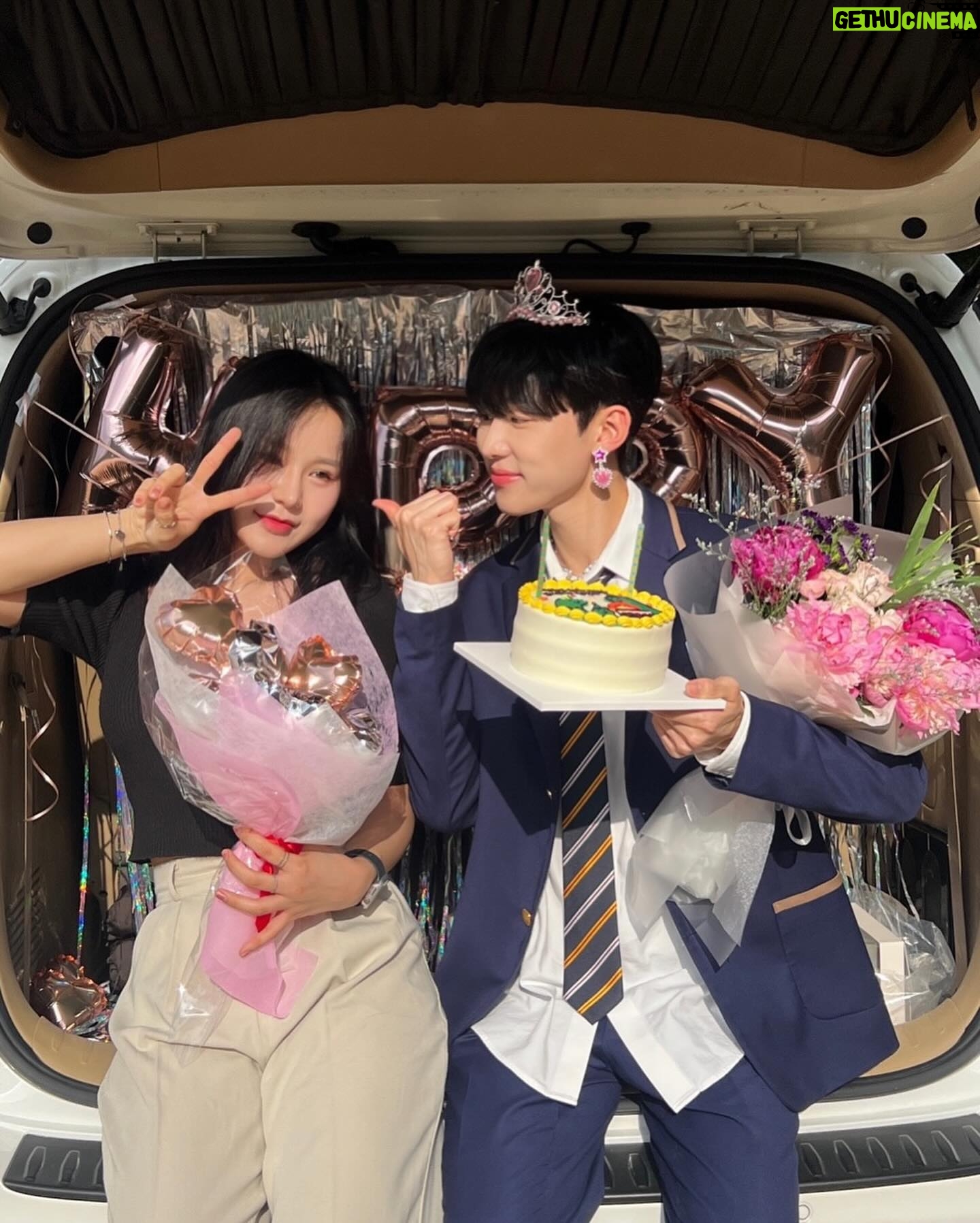 Seo Bum-june - 23.6K Likes - #하이쿠키 #송진우 #highcookie
하이쿠키 1부-20부 모두 공개 되었어요.
지금까지 하이쿠키와 진우를 사랑해주셔서 진심으로 감사합니다.
조금은 예민하고 까칠하지만, 몸과 마음이 많이 아픈 친구였던 우리 진우, 이제는 몸도 마음도 건강하게 잘 지내길 바라.
어쩌면 우리가 쿠키를 먹은 후 갈망하고 바라는 욕망과 꿈 보다는 지금 건강하게 현재를 살아가는 것이 가장 큰 행복이 아닐까 싶어요.
“그냥 뭐 건강하게 오래오래 평범하게 사는 꿈”
“쿠키먹고 보는 꿈. 현실에서 최대한 이뤄보려 하지 않을까? 상황이 뭔 상관이야. 내가 내일이면 죽는데. 나 아직도 기억해. 네 꿈 뭔지. 좋은 옷 입고, 맛있는 거 먹고, 친구도 사귀고, 연애도 하고, 공부도 하는. 그냥 지금처럼 사는거라며. 그게 뭐가 못 됐냐. 다른 애들한테는 그냥 일상인데.“
@uplus_mobiletv
@netflixkr