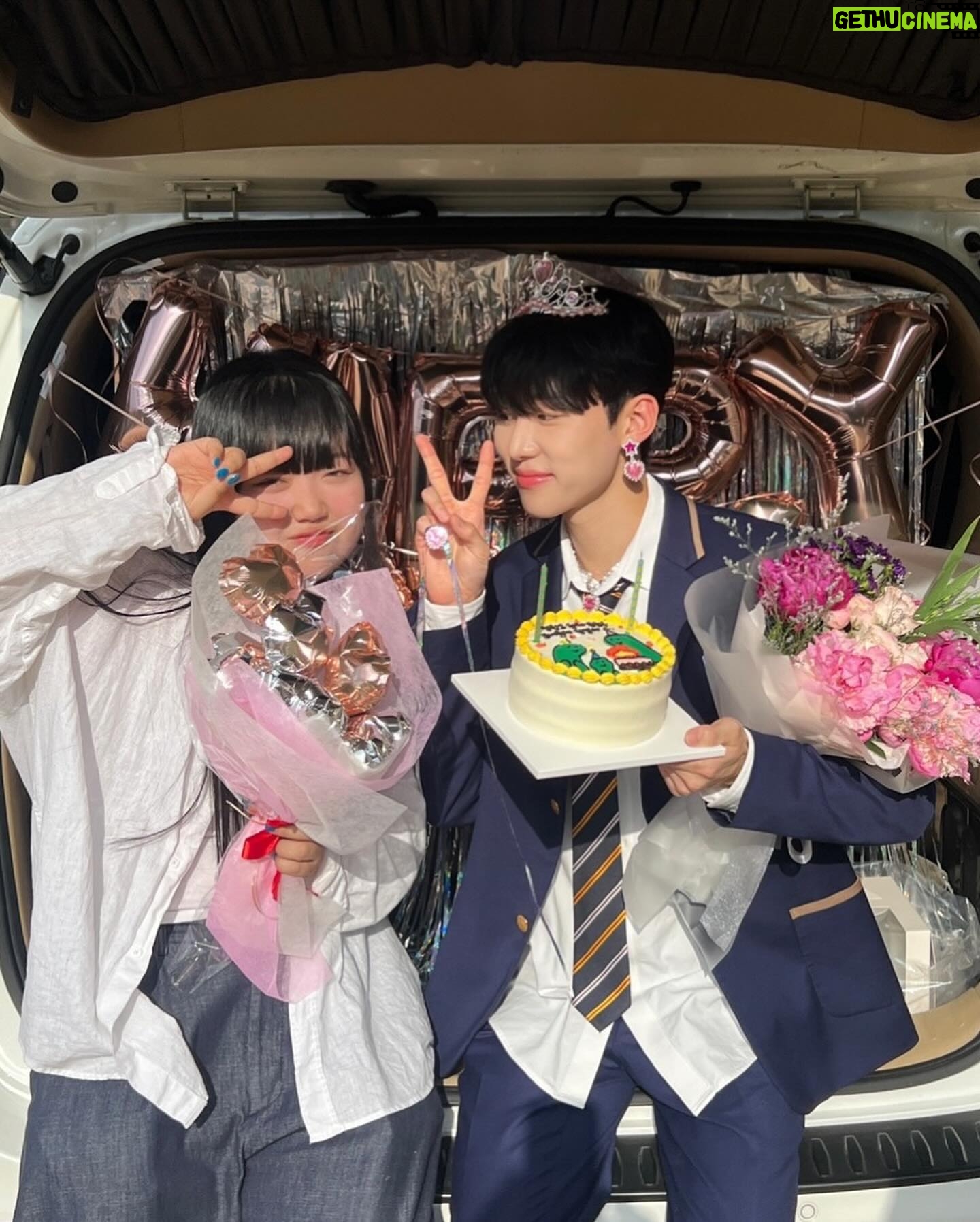 Seo Bum-june - 23.6K Likes - #하이쿠키 #송진우 #highcookie
하이쿠키 1부-20부 모두 공개 되었어요.
지금까지 하이쿠키와 진우를 사랑해주셔서 진심으로 감사합니다.
조금은 예민하고 까칠하지만, 몸과 마음이 많이 아픈 친구였던 우리 진우, 이제는 몸도 마음도 건강하게 잘 지내길 바라.
어쩌면 우리가 쿠키를 먹은 후 갈망하고 바라는 욕망과 꿈 보다는 지금 건강하게 현재를 살아가는 것이 가장 큰 행복이 아닐까 싶어요.
“그냥 뭐 건강하게 오래오래 평범하게 사는 꿈”
“쿠키먹고 보는 꿈. 현실에서 최대한 이뤄보려 하지 않을까? 상황이 뭔 상관이야. 내가 내일이면 죽는데. 나 아직도 기억해. 네 꿈 뭔지. 좋은 옷 입고, 맛있는 거 먹고, 친구도 사귀고, 연애도 하고, 공부도 하는. 그냥 지금처럼 사는거라며. 그게 뭐가 못 됐냐. 다른 애들한테는 그냥 일상인데.“
@uplus_mobiletv
@netflixkr