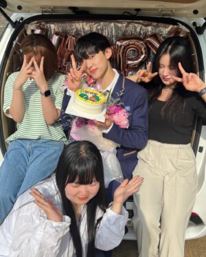 Seo Bum-june Instagram - #하이쿠키 #송진우 #highcookie 

하이쿠키 1부-20부 모두 공개 되었어요.
지금까지 하이쿠키와 진우를 사랑해주셔서 진심으로 감사합니다. 

조금은 예민하고 까칠하지만, 몸과 마음이 많이 아픈 친구였던 우리 진우, 이제는 몸도 마음도 건강하게 잘 지내길 바라. 

어쩌면 우리가 쿠키를 먹은 후 갈망하고 바라는 욕망과 꿈 보다는 지금 건강하게 현재를 살아가는 것이 가장 큰 행복이 아닐까 싶어요.

“그냥 뭐 건강하게 오래오래 평범하게 사는 꿈”

“쿠키먹고 보는 꿈. 현실에서 최대한 이뤄보려 하지 않을까? 상황이 뭔 상관이야. 내가 내일이면 죽는데. 나 아직도 기억해. 네 꿈 뭔지. 좋은 옷 입고, 맛있는 거 먹고, 친구도 사귀고, 연애도 하고, 공부도 하는. 그냥 지금처럼 사는거라며. 그게 뭐가 못 됐냐. 다른 애들한테는 그냥 일상인데.“

@uplus_mobiletv 
@netflixkr