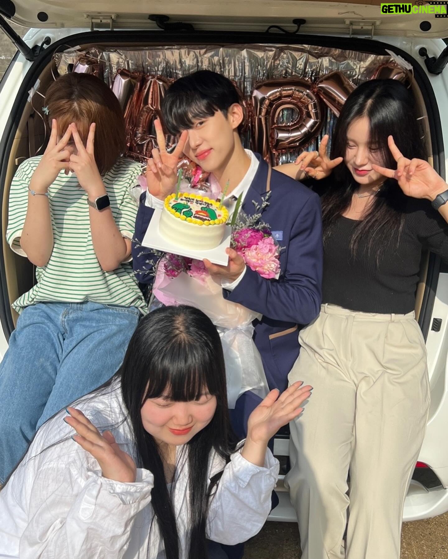 Seo Bum-june - 23.6K Likes - #하이쿠키 #송진우 #highcookie
하이쿠키 1부-20부 모두 공개 되었어요.
지금까지 하이쿠키와 진우를 사랑해주셔서 진심으로 감사합니다.
조금은 예민하고 까칠하지만, 몸과 마음이 많이 아픈 친구였던 우리 진우, 이제는 몸도 마음도 건강하게 잘 지내길 바라.
어쩌면 우리가 쿠키를 먹은 후 갈망하고 바라는 욕망과 꿈 보다는 지금 건강하게 현재를 살아가는 것이 가장 큰 행복이 아닐까 싶어요.
“그냥 뭐 건강하게 오래오래 평범하게 사는 꿈”
“쿠키먹고 보는 꿈. 현실에서 최대한 이뤄보려 하지 않을까? 상황이 뭔 상관이야. 내가 내일이면 죽는데. 나 아직도 기억해. 네 꿈 뭔지. 좋은 옷 입고, 맛있는 거 먹고, 친구도 사귀고, 연애도 하고, 공부도 하는. 그냥 지금처럼 사는거라며. 그게 뭐가 못 됐냐. 다른 애들한테는 그냥 일상인데.“
@uplus_mobiletv
@netflixkr