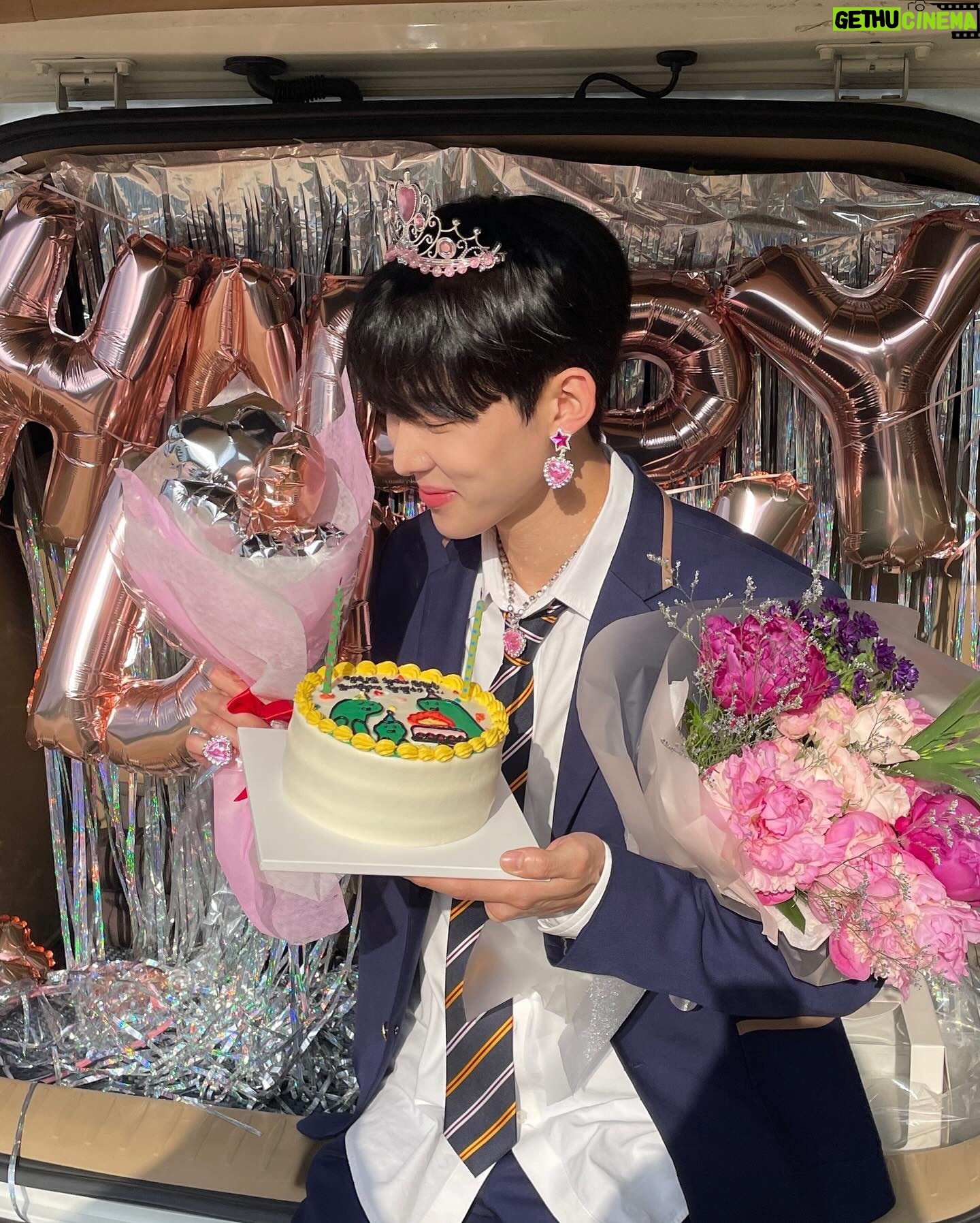 Seo Bum-june - 23.6K Likes - #하이쿠키 #송진우 #highcookie
하이쿠키 1부-20부 모두 공개 되었어요.
지금까지 하이쿠키와 진우를 사랑해주셔서 진심으로 감사합니다.
조금은 예민하고 까칠하지만, 몸과 마음이 많이 아픈 친구였던 우리 진우, 이제는 몸도 마음도 건강하게 잘 지내길 바라.
어쩌면 우리가 쿠키를 먹은 후 갈망하고 바라는 욕망과 꿈 보다는 지금 건강하게 현재를 살아가는 것이 가장 큰 행복이 아닐까 싶어요.
“그냥 뭐 건강하게 오래오래 평범하게 사는 꿈”
“쿠키먹고 보는 꿈. 현실에서 최대한 이뤄보려 하지 않을까? 상황이 뭔 상관이야. 내가 내일이면 죽는데. 나 아직도 기억해. 네 꿈 뭔지. 좋은 옷 입고, 맛있는 거 먹고, 친구도 사귀고, 연애도 하고, 공부도 하는. 그냥 지금처럼 사는거라며. 그게 뭐가 못 됐냐. 다른 애들한테는 그냥 일상인데.“
@uplus_mobiletv
@netflixkr