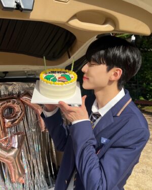 Seo Bum-june Instagram - #하이쿠키 #송진우 #highcookie 

하이쿠키 1부-20부 모두 공개 되었어요.
지금까지 하이쿠키와 진우를 사랑해주셔서 진심으로 감사합니다. 

조금은 예민하고 까칠하지만, 몸과 마음이 많이 아픈 친구였던 우리 진우, 이제는 몸도 마음도 건강하게 잘 지내길 바라. 

어쩌면 우리가 쿠키를 먹은 후 갈망하고 바라는 욕망과 꿈 보다는 지금 건강하게 현재를 살아가는 것이 가장 큰 행복이 아닐까 싶어요.

“그냥 뭐 건강하게 오래오래 평범하게 사는 꿈”

“쿠키먹고 보는 꿈. 현실에서 최대한 이뤄보려 하지 않을까? 상황이 뭔 상관이야. 내가 내일이면 죽는데. 나 아직도 기억해. 네 꿈 뭔지. 좋은 옷 입고, 맛있는 거 먹고, 친구도 사귀고, 연애도 하고, 공부도 하는. 그냥 지금처럼 사는거라며. 그게 뭐가 못 됐냐. 다른 애들한테는 그냥 일상인데.“

@uplus_mobiletv 
@netflixkr