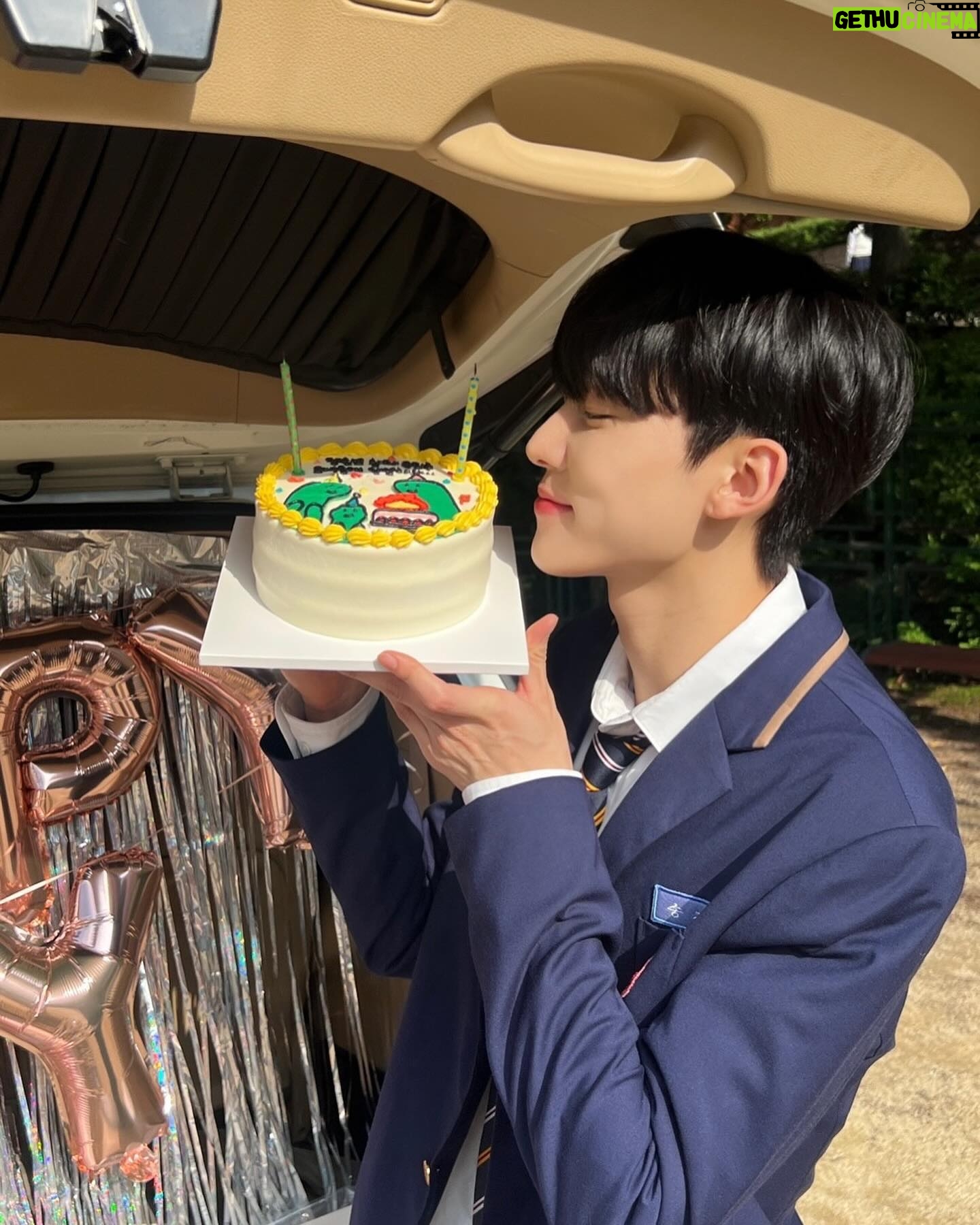 Seo Bum-june - 23.6K Likes - #하이쿠키 #송진우 #highcookie
하이쿠키 1부-20부 모두 공개 되었어요.
지금까지 하이쿠키와 진우를 사랑해주셔서 진심으로 감사합니다.
조금은 예민하고 까칠하지만, 몸과 마음이 많이 아픈 친구였던 우리 진우, 이제는 몸도 마음도 건강하게 잘 지내길 바라.
어쩌면 우리가 쿠키를 먹은 후 갈망하고 바라는 욕망과 꿈 보다는 지금 건강하게 현재를 살아가는 것이 가장 큰 행복이 아닐까 싶어요.
“그냥 뭐 건강하게 오래오래 평범하게 사는 꿈”
“쿠키먹고 보는 꿈. 현실에서 최대한 이뤄보려 하지 않을까? 상황이 뭔 상관이야. 내가 내일이면 죽는데. 나 아직도 기억해. 네 꿈 뭔지. 좋은 옷 입고, 맛있는 거 먹고, 친구도 사귀고, 연애도 하고, 공부도 하는. 그냥 지금처럼 사는거라며. 그게 뭐가 못 됐냐. 다른 애들한테는 그냥 일상인데.“
@uplus_mobiletv
@netflixkr