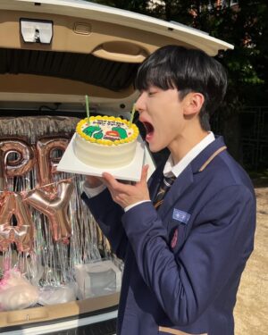 Seo Bum-june Instagram - #하이쿠키 #송진우 #highcookie 

하이쿠키 1부-20부 모두 공개 되었어요.
지금까지 하이쿠키와 진우를 사랑해주셔서 진심으로 감사합니다. 

조금은 예민하고 까칠하지만, 몸과 마음이 많이 아픈 친구였던 우리 진우, 이제는 몸도 마음도 건강하게 잘 지내길 바라. 

어쩌면 우리가 쿠키를 먹은 후 갈망하고 바라는 욕망과 꿈 보다는 지금 건강하게 현재를 살아가는 것이 가장 큰 행복이 아닐까 싶어요.

“그냥 뭐 건강하게 오래오래 평범하게 사는 꿈”

“쿠키먹고 보는 꿈. 현실에서 최대한 이뤄보려 하지 않을까? 상황이 뭔 상관이야. 내가 내일이면 죽는데. 나 아직도 기억해. 네 꿈 뭔지. 좋은 옷 입고, 맛있는 거 먹고, 친구도 사귀고, 연애도 하고, 공부도 하는. 그냥 지금처럼 사는거라며. 그게 뭐가 못 됐냐. 다른 애들한테는 그냥 일상인데.“

@uplus_mobiletv 
@netflixkr