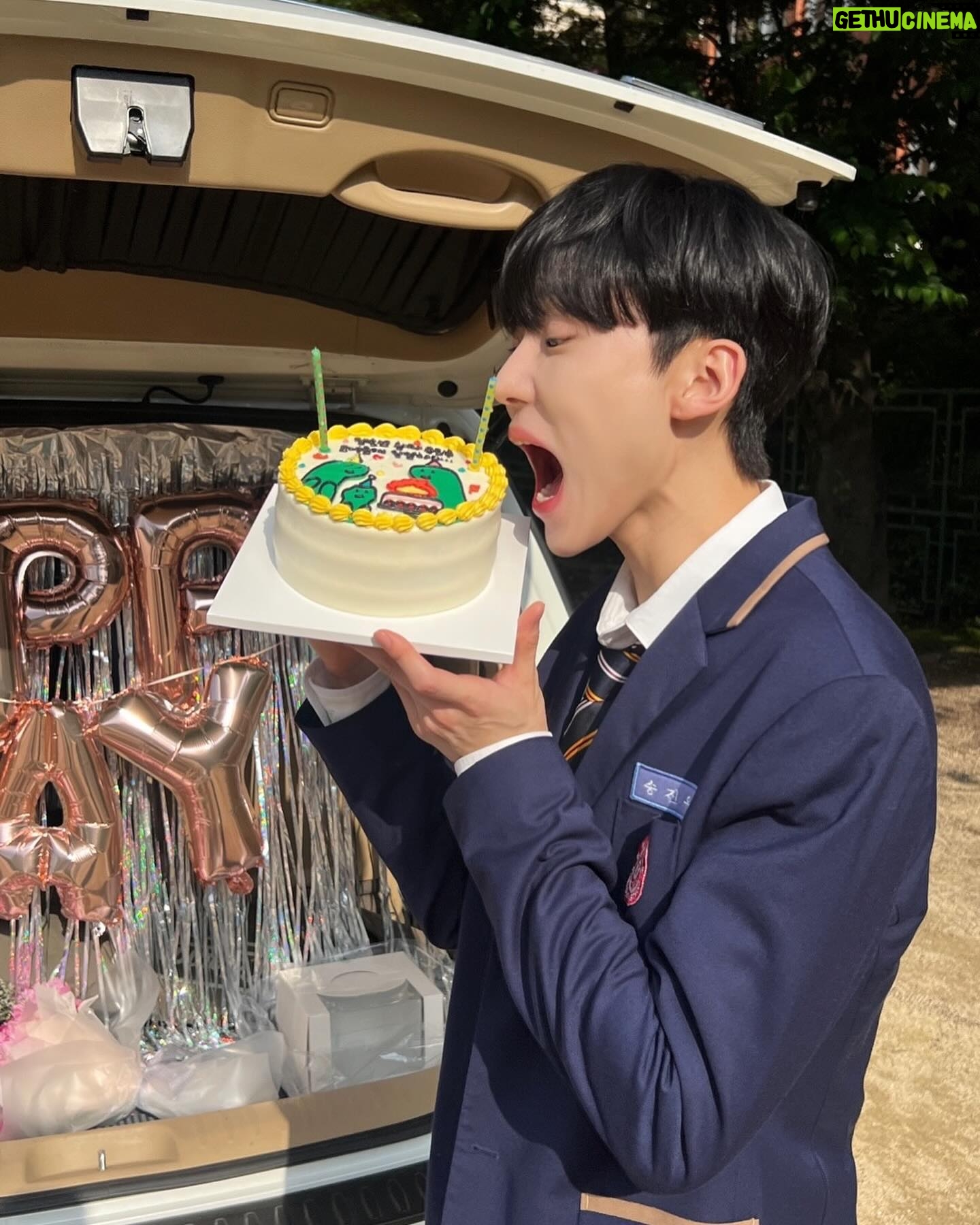 Seo Bum-june - 23.6K Likes - #하이쿠키 #송진우 #highcookie
하이쿠키 1부-20부 모두 공개 되었어요.
지금까지 하이쿠키와 진우를 사랑해주셔서 진심으로 감사합니다.
조금은 예민하고 까칠하지만, 몸과 마음이 많이 아픈 친구였던 우리 진우, 이제는 몸도 마음도 건강하게 잘 지내길 바라.
어쩌면 우리가 쿠키를 먹은 후 갈망하고 바라는 욕망과 꿈 보다는 지금 건강하게 현재를 살아가는 것이 가장 큰 행복이 아닐까 싶어요.
“그냥 뭐 건강하게 오래오래 평범하게 사는 꿈”
“쿠키먹고 보는 꿈. 현실에서 최대한 이뤄보려 하지 않을까? 상황이 뭔 상관이야. 내가 내일이면 죽는데. 나 아직도 기억해. 네 꿈 뭔지. 좋은 옷 입고, 맛있는 거 먹고, 친구도 사귀고, 연애도 하고, 공부도 하는. 그냥 지금처럼 사는거라며. 그게 뭐가 못 됐냐. 다른 애들한테는 그냥 일상인데.“
@uplus_mobiletv
@netflixkr