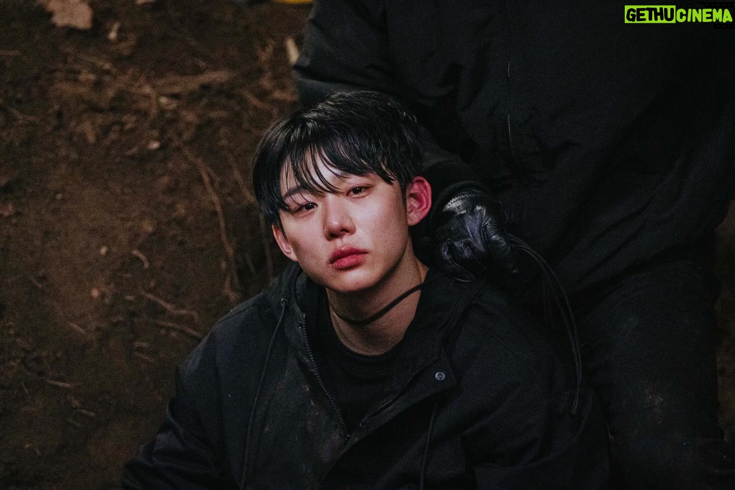 Seo Bum-june - 28.6K Likes - @kbsdrama #멱살한번잡힙시다
#이바른 #제우스
이름 그대로 올바른모습만을 보여주던 바른이는 아픈 과거를 숨기고 살아왔습니다. 사랑하는 누나를 위해, 뒤에서는 제우스로 살며 모든 인생을 바쳐왔고요. 짧은 시간이었지만 그런 바른이의 시간과 진심이 시청자분들께도 전달이 됐기를 바라며, 비록 살아서는 누나에게 하고싶은 말을 전하지 못했지만 따뜻한 곳에서 누나를 다시 만나 밝은 미소와 함께 이야기를 나누고 있을거라 의심치 않습니다.
시청자분들과 함께해주신 감독님, 작가님, 스태프,배우분들께 진심으로 감사하다는 말씀 드리고 싶습니다.
마지막으로 바른이와 멱살한번잡힙시다를 사랑해주시고 애정해주셔서 다시 한 번 진심으로 감사합니다. 오늘 밤 10:10분에도 많은 시청 부탁드립니다.