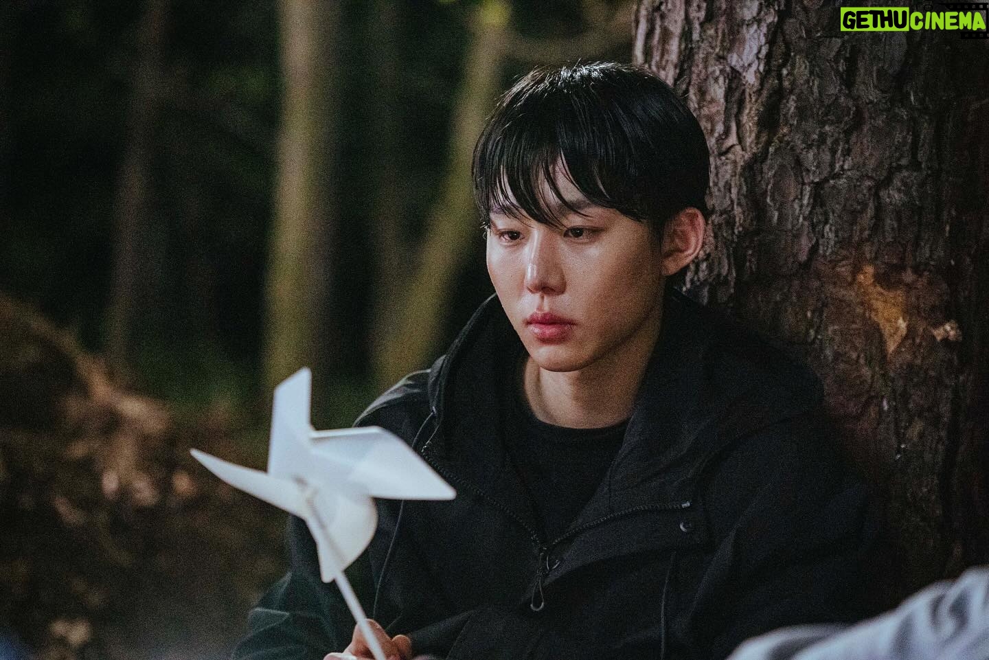 Seo Bum-june - 28.6K Likes - @kbsdrama #멱살한번잡힙시다
#이바른 #제우스
이름 그대로 올바른모습만을 보여주던 바른이는 아픈 과거를 숨기고 살아왔습니다. 사랑하는 누나를 위해, 뒤에서는 제우스로 살며 모든 인생을 바쳐왔고요. 짧은 시간이었지만 그런 바른이의 시간과 진심이 시청자분들께도 전달이 됐기를 바라며, 비록 살아서는 누나에게 하고싶은 말을 전하지 못했지만 따뜻한 곳에서 누나를 다시 만나 밝은 미소와 함께 이야기를 나누고 있을거라 의심치 않습니다.
시청자분들과 함께해주신 감독님, 작가님, 스태프,배우분들께 진심으로 감사하다는 말씀 드리고 싶습니다.
마지막으로 바른이와 멱살한번잡힙시다를 사랑해주시고 애정해주셔서 다시 한 번 진심으로 감사합니다. 오늘 밤 10:10분에도 많은 시청 부탁드립니다.