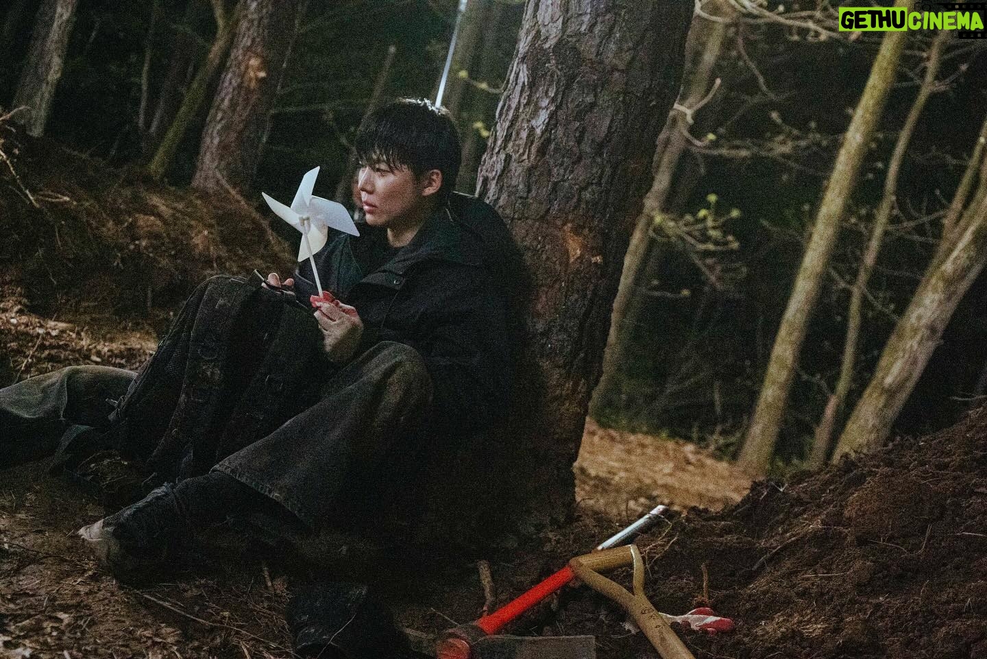 Seo Bum-june - 28.6K Likes - @kbsdrama #멱살한번잡힙시다
#이바른 #제우스
이름 그대로 올바른모습만을 보여주던 바른이는 아픈 과거를 숨기고 살아왔습니다. 사랑하는 누나를 위해, 뒤에서는 제우스로 살며 모든 인생을 바쳐왔고요. 짧은 시간이었지만 그런 바른이의 시간과 진심이 시청자분들께도 전달이 됐기를 바라며, 비록 살아서는 누나에게 하고싶은 말을 전하지 못했지만 따뜻한 곳에서 누나를 다시 만나 밝은 미소와 함께 이야기를 나누고 있을거라 의심치 않습니다.
시청자분들과 함께해주신 감독님, 작가님, 스태프,배우분들께 진심으로 감사하다는 말씀 드리고 싶습니다.
마지막으로 바른이와 멱살한번잡힙시다를 사랑해주시고 애정해주셔서 다시 한 번 진심으로 감사합니다. 오늘 밤 10:10분에도 많은 시청 부탁드립니다.