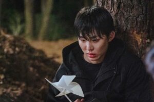 Seo Bum-june Instagram - @kbsdrama #멱살한번잡힙시다 

#이바른 #제우스

이름 그대로 올바른모습만을 보여주던 바른이는 아픈 과거를 숨기고 살아왔습니다. 사랑하는 누나를 위해, 뒤에서는 제우스로 살며 모든 인생을 바쳐왔고요. 짧은 시간이었지만 그런 바른이의 시간과 진심이 시청자분들께도 전달이 됐기를 바라며, 비록 살아서는 누나에게 하고싶은 말을 전하지 못했지만 따뜻한 곳에서 누나를 다시 만나 밝은 미소와 함께 이야기를 나누고 있을거라 의심치 않습니다. 

시청자분들과 함께해주신 감독님, 작가님, 스태프,배우분들께 진심으로 감사하다는 말씀 드리고 싶습니다.

마지막으로 바른이와 멱살한번잡힙시다를 사랑해주시고 애정해주셔서 다시 한 번 진심으로 감사합니다. 오늘 밤 10:10분에도 많은 시청 부탁드립니다.