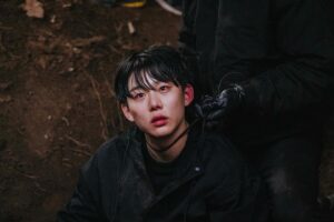 Seo Bum-june Instagram - @kbsdrama #멱살한번잡힙시다 

#이바른 #제우스

이름 그대로 올바른모습만을 보여주던 바른이는 아픈 과거를 숨기고 살아왔습니다. 사랑하는 누나를 위해, 뒤에서는 제우스로 살며 모든 인생을 바쳐왔고요. 짧은 시간이었지만 그런 바른이의 시간과 진심이 시청자분들께도 전달이 됐기를 바라며, 비록 살아서는 누나에게 하고싶은 말을 전하지 못했지만 따뜻한 곳에서 누나를 다시 만나 밝은 미소와 함께 이야기를 나누고 있을거라 의심치 않습니다. 

시청자분들과 함께해주신 감독님, 작가님, 스태프,배우분들께 진심으로 감사하다는 말씀 드리고 싶습니다.

마지막으로 바른이와 멱살한번잡힙시다를 사랑해주시고 애정해주셔서 다시 한 번 진심으로 감사합니다. 오늘 밤 10:10분에도 많은 시청 부탁드립니다.