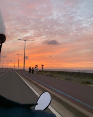 Seo Chul Goo Instagram - 바람이랑 맞짱 뜨는 힘겨운 하루였따 🛵🫠
결국 젔지만 하늘이 너무 이쁘니까 gg