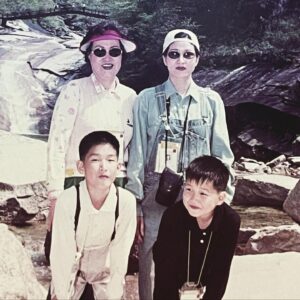 Seo Chul Goo Instagram - 늦었지만 새해복 많이 받읍시다 우리 모두 🤗
사진은 금강산에서의 리틀 출구 🐣 #happy2021
