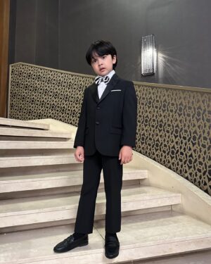 Seo Woo-jin Instagram - .
<사랑으로 가르치다>라는 말이 너무 잘 어울리는 최고의 선생님!
우진이가 아역을 시작하고 너무 바빴던 5년 전,
7살 정민이의 어린이집 담임선생님으로 처음 만났어요.
무척 내성적이고 예민한 기질을 타고 난 정민이는 
말이 없고 자기의 마음을 표현하지 않는 참 어려운 아이였어요.
동생의 아역배우 활동으로 엄마와 떨어져있는 시간이 길었고
그만큼 동생에게 밀려 뒷전이 될 수밖에 없었던 아이.
그런 아이의 곁을 항상 지켜주고 안아주던 선생님이셨어요.
선생님의 따뜻한 사랑과 가르침이 지금의 선하고 바른 정민이로 
자랄 수 있었다고 자신있게 말할수 있을 만큼 
너무 훌륭하신 최고의 선생님!
그런데 그 선생님을 우진이 7살 담임 선생님으로 또 만났지 뭐예요.
와 그때의 기쁨이란..❤️
정말 든든하고 행복했던 한해였습니다.
선생님의 응원을 받아 1년을 또 잘 배우고 어느덧 
어린이집을 졸업하고 3학년이 되었어요.
간간이 연락을 하며 지냈는데 세상에 결혼을 하게 되셨다네요?!
결혼식에 너무 가고 싶어 몇달 전부터 무조건 비워두었던 오늘!
선생님의 초대로 소중한 자리에 화동을 하게 되었답니다😊
우진이가 너무 커버려서 화동이 민폐가 될까봐 걱정을 엄청 했는데
너무 감동이었다며 기뻐해주셔서 얼마나 다행이었던지…
비가 오는데다 주말이라 차가 너무 막혀 늦는 바람에
여유있게 사진을 못찍어 아쉬웠지만
축하해 드릴 수 있어 너무 다행이었어요.

너무 아름다우셨던 오늘의 신부! 신미선 선생님!
정말 축하드립니다!!! 
신부입장 하는데 주책맞게 왜케 눈물이 나던지…
우리 정민이, 우진이 열심히 잘 키워서
자랑스런 선생님의 제자로 어깨뿜뿜하게 해드릴께요!
늘 행복하세요❤️

소중한 오늘의 행사에 멋진 수트 입혀주신
#키즈런웨이 너무 감사합니다!
소중한 날엔 #키즈런웨이 기억하세요 여러분🤗
@kids.runway
