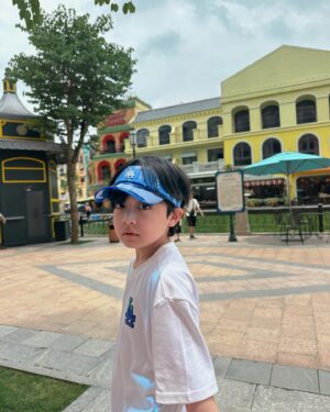 Seo Woo-jin Instagram - .
이번 여행에도 MLB!
MLB키즈 썬캡과 모노그램티셔츠로 편하면서도 멋있게 멋내보기💙
@mlbkids_kr 

#협찬 #슈퍼팬키즈 #SUPERFANKIDS #MLB키즈모노그램 
#MLB키즈썬캡 #MLB키즈모자 #MLB키즈티셔츠
#MLB키즈모노그램티셔츠