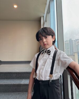 Seo Woo-jin Instagram - .
<사랑으로 가르치다>라는 말이 너무 잘 어울리는 최고의 선생님!
우진이가 아역을 시작하고 너무 바빴던 5년 전,
7살 정민이의 어린이집 담임선생님으로 처음 만났어요.
무척 내성적이고 예민한 기질을 타고 난 정민이는 
말이 없고 자기의 마음을 표현하지 않는 참 어려운 아이였어요.
동생의 아역배우 활동으로 엄마와 떨어져있는 시간이 길었고
그만큼 동생에게 밀려 뒷전이 될 수밖에 없었던 아이.
그런 아이의 곁을 항상 지켜주고 안아주던 선생님이셨어요.
선생님의 따뜻한 사랑과 가르침이 지금의 선하고 바른 정민이로 
자랄 수 있었다고 자신있게 말할수 있을 만큼 
너무 훌륭하신 최고의 선생님!
그런데 그 선생님을 우진이 7살 담임 선생님으로 또 만났지 뭐예요.
와 그때의 기쁨이란..❤️
정말 든든하고 행복했던 한해였습니다.
선생님의 응원을 받아 1년을 또 잘 배우고 어느덧 
어린이집을 졸업하고 3학년이 되었어요.
간간이 연락을 하며 지냈는데 세상에 결혼을 하게 되셨다네요?!
결혼식에 너무 가고 싶어 몇달 전부터 무조건 비워두었던 오늘!
선생님의 초대로 소중한 자리에 화동을 하게 되었답니다😊
우진이가 너무 커버려서 화동이 민폐가 될까봐 걱정을 엄청 했는데
너무 감동이었다며 기뻐해주셔서 얼마나 다행이었던지…
비가 오는데다 주말이라 차가 너무 막혀 늦는 바람에
여유있게 사진을 못찍어 아쉬웠지만
축하해 드릴 수 있어 너무 다행이었어요.

너무 아름다우셨던 오늘의 신부! 신미선 선생님!
정말 축하드립니다!!! 
신부입장 하는데 주책맞게 왜케 눈물이 나던지…
우리 정민이, 우진이 열심히 잘 키워서
자랑스런 선생님의 제자로 어깨뿜뿜하게 해드릴께요!
늘 행복하세요❤️

소중한 오늘의 행사에 멋진 수트 입혀주신
#키즈런웨이 너무 감사합니다!
소중한 날엔 #키즈런웨이 기억하세요 여러분🤗
@kids.runway