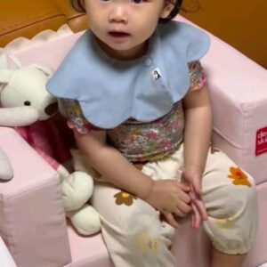 Seo Yeong Instagram - 요즘 저녁은 꽤 선선하더라구...
그래서 남편이 소이랑 밤마다 밖에서 놀다와...
비록 머리끝부터 발끝까지 두서없는 짝짝이패션에...도대체 뭘하다 들어오는 건지 감도 안오는 시커먼 석탄발에...아주 상거지꼴이 되서 들어와...
근데 소이가 너무 즐거워하는거야...
그럼 됐지뭐...
응 혼잣말이야......
난 아기발이 저렇게 시커먼걸 첨봐서...
유후...🤐
#아빠랑딸
#아빠의육아
#아빠랑놀았어요
#엄마는모르는일
#토인아기발
#박제
#우당탕탕육아 
#fighting