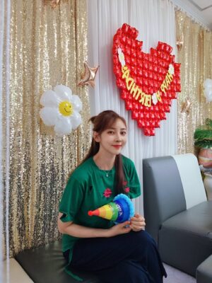 Seo Yeong Instagram - 이제 내 나이가 몇살인지 헷갈리지만 자의아닌 강제로다가(?) 만으로 40살 생일이 내일이라고 함🤣
뭔가 작년에도 재작년에도 생일날 마흔어쩌구 한것같은데ㅋㅋ뭐 어찌되었든 이제 진짜 빼박 마흔살이 되었다함🤣
더운 여름, 점점 비협조적인(?) 신소이아기 1명을 남편과 둘이서 쩔쩔매며 그래도 잘 지내고 있습니다ㅎㅎ
올 여름도 무사히 지나가길🧡
#내나이를모름
#주변에서가르쳐줌
#복잡한나이계산
#아무짝에도쓸모가없음
#우당탕탕생일주간
#haveaniceweek