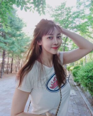Seo Yeong Instagram - 우리딸래미 쫒아다니느라 정신없이 바쁜 와중에 어느새 6월?
벌써 반년이ㄷㄷ
#축지법배우고싶은엄마
#시간잘도간다 
#happysunday